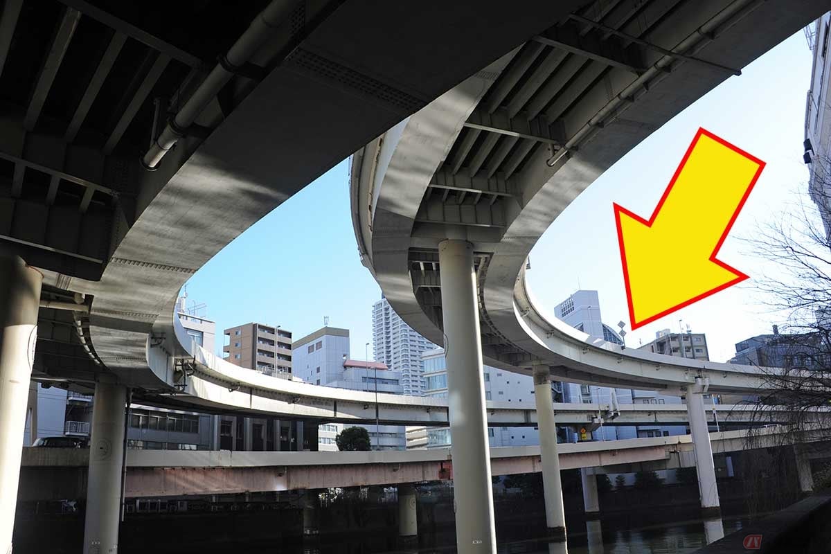 2025年12月11日19時頃に発生した乗用車とバイクの接触事故が発生した都心環状線江戸橋JCT付近を仰ぎ見る。事故はカーブを抜けた先(写真では右奥)の直線で起きた(撮影=中島みなみ)