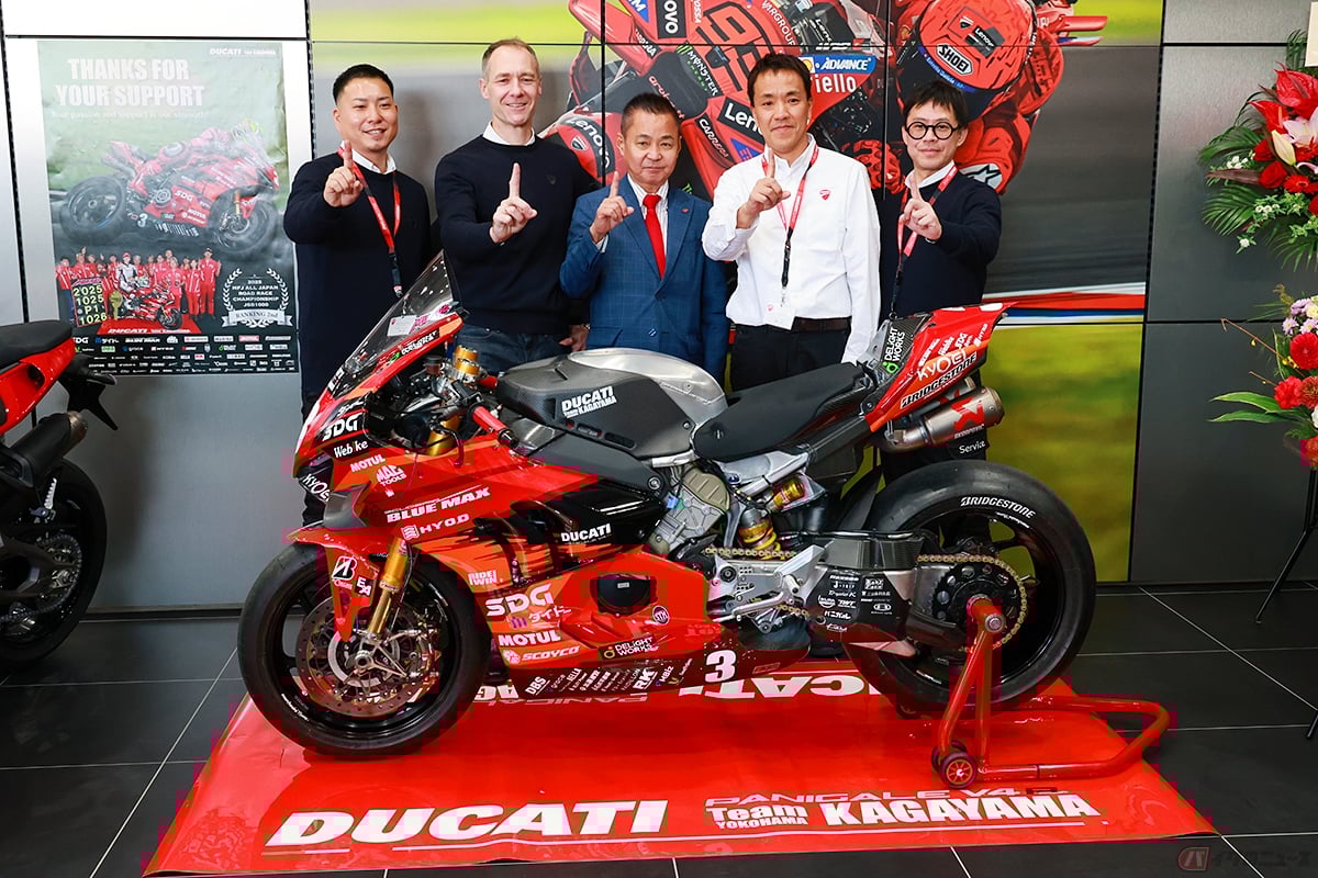 (左から)ドゥカティ埼玉ウエスト セールス担当の市濱氏、ドゥカティ・ジャパンのマッツ・リンドストレーム社長、P-UP World 中込正典社長、ドゥカティ埼玉ウエスト ストアマネージャーの渡部晋氏、同サービスアドバイザーの久保田氏