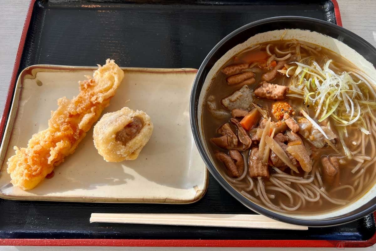 圏央道「狭山PA」(外回り)で「上もつ煮そば」(900円)をメインにしたPA飯。関東でもつ煮と言えば群馬県のイメージが強いが、「狭山PA」では地元産の豚を使用して毎日店内仕込みで1年中提供されている。定食はもちろんそば、うどん、カレーなどと一緒に楽しめる