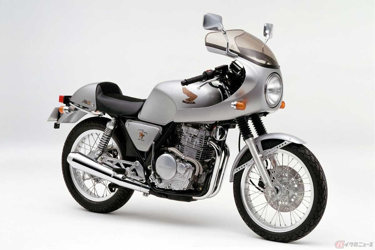 クラシックスタイルのホンダ「GB400TT(ツーリストトロフィー)」(タンデムシート)に、ロケットカウルとシングルシートを装備した「GB400TT MkII」(1985年)