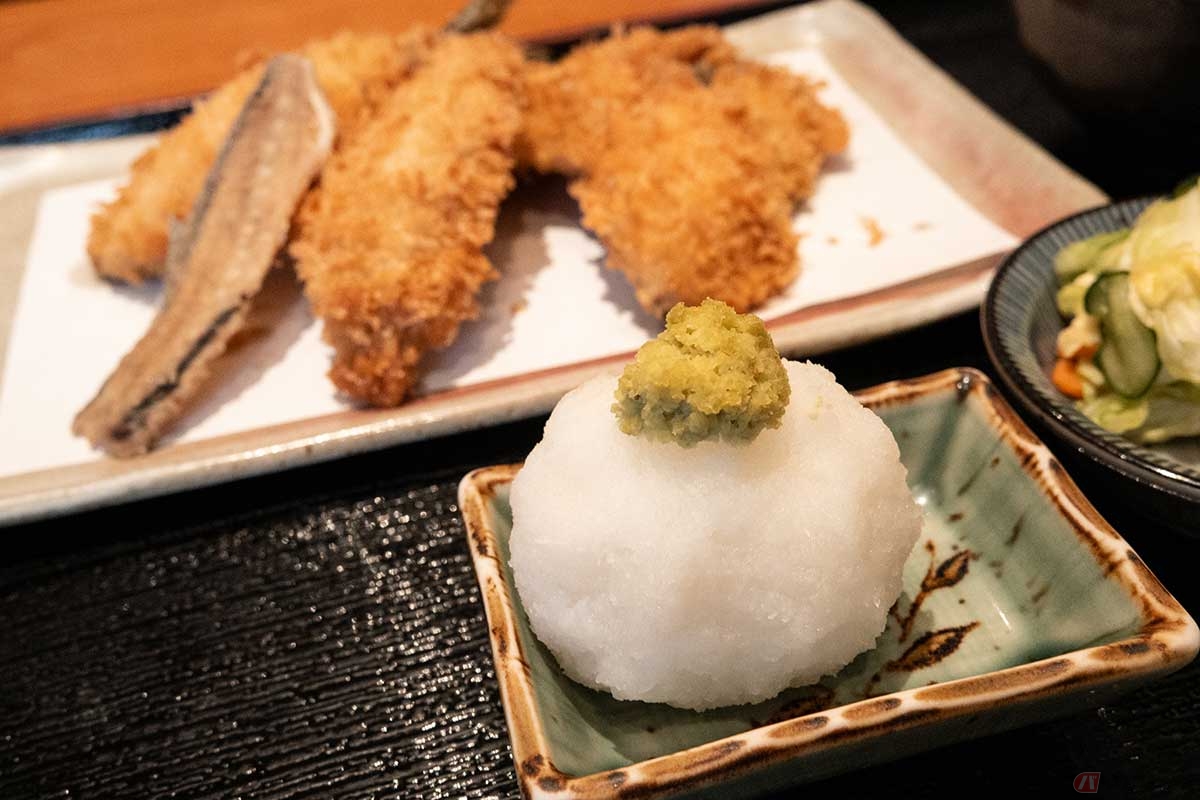 「京ばし　松輪」のアジフライは、大根おろしとワサビに醤油を少々垂らしていただく