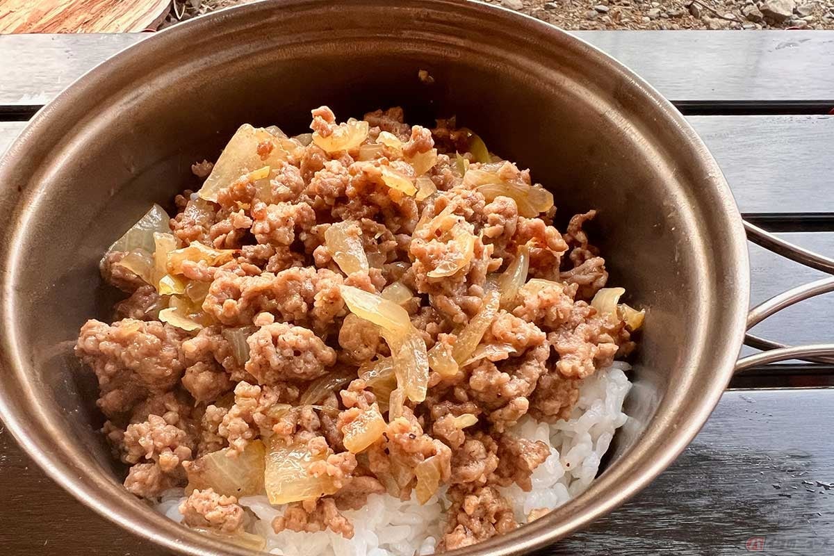 サッと作れて味は外さない。ご飯の上にかけるだけで美味しい「バラハン丼」の出来上がり