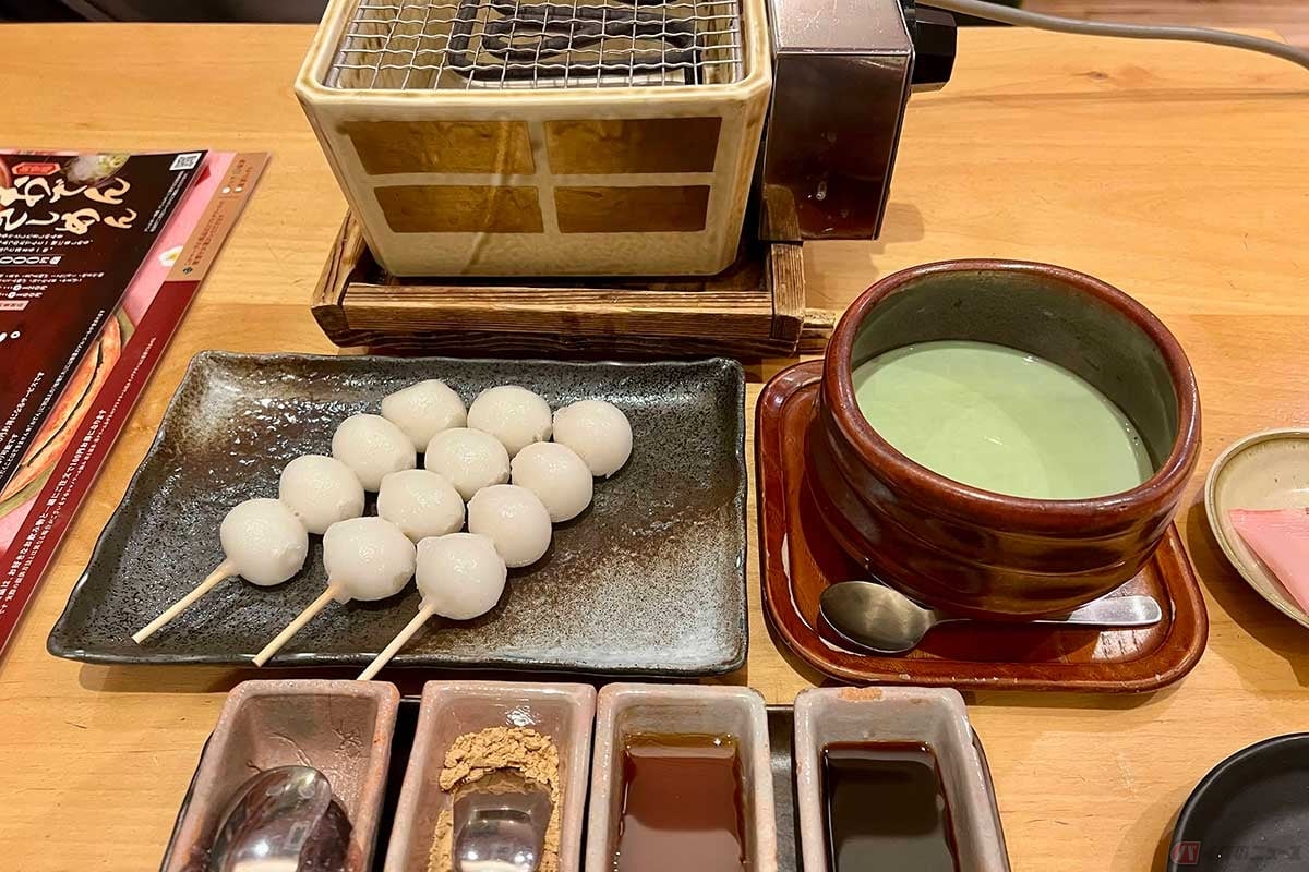「だんご三昧と抹茶オレ」団子は自分で焼くスタイルです