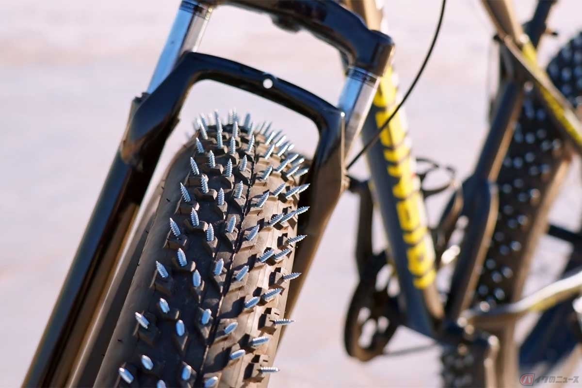 ファットバイクにパンクな雰囲気の自作スパイクタイヤを履かせて氷上を走る動画に反響