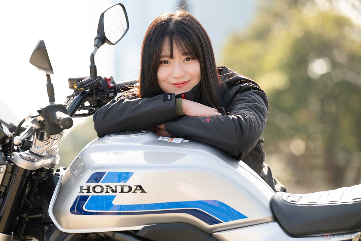ホンダ「CB1000F」（2025年11月発売）と、バイク女子の高梨はづきさん