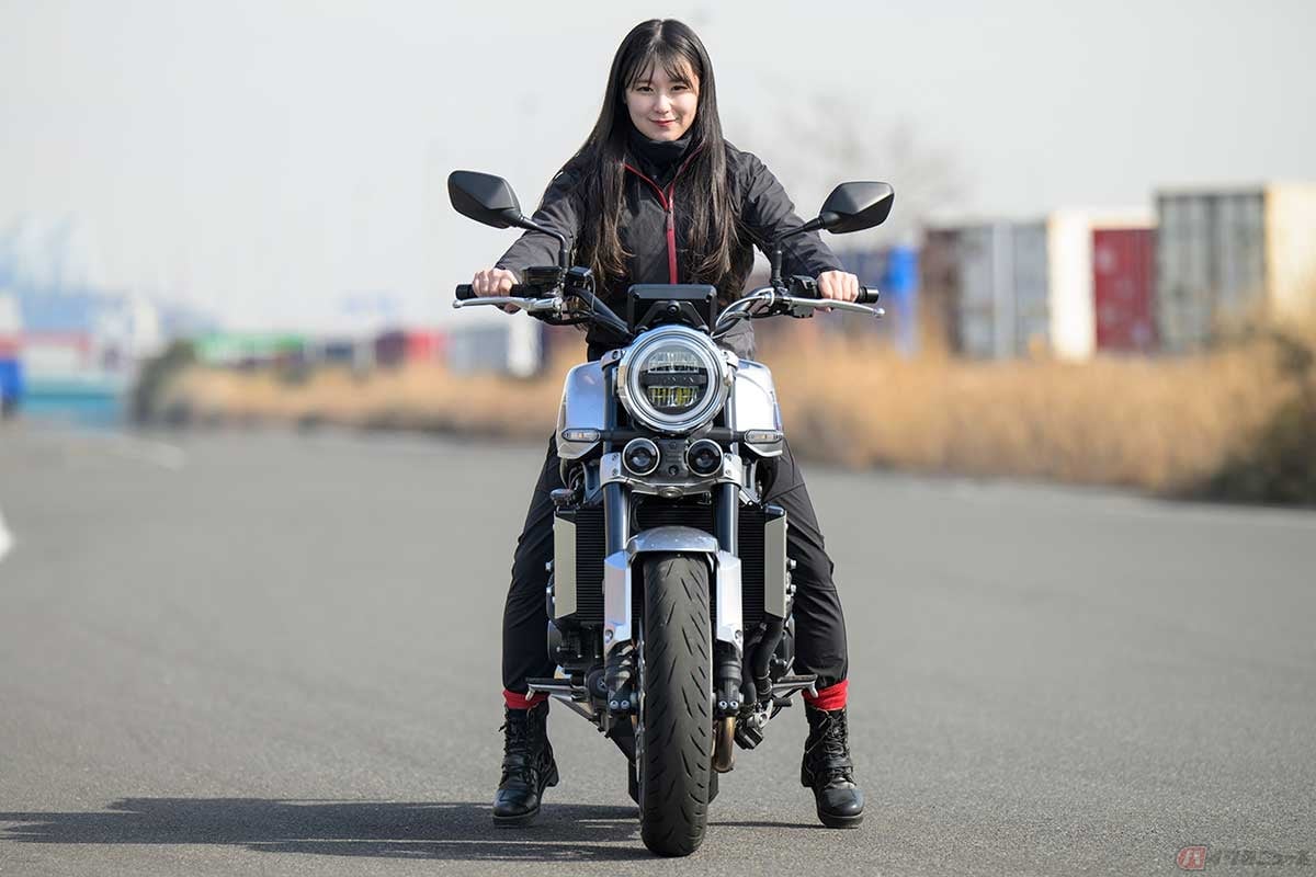 身長158cmの高梨はづきさんが、シート高795mmのホンダ「CB1000F」にまたがった状態。両足のつま先が接地する