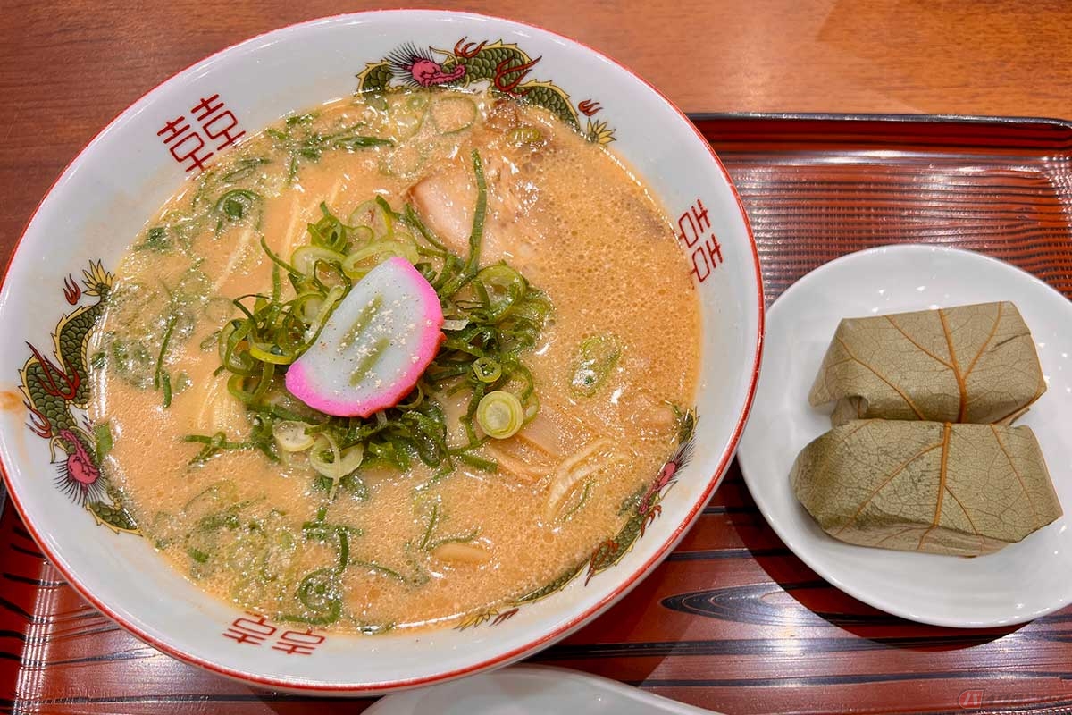 阪和道「紀ノ川SA」（下り）で朝食に選んだ「かぐやセット」（1280円）は、一見ボリュームがある印象だが白濁スープのラーメンとあっさりしたサバ寿司が食べやすく、組み合わせバッチリだった