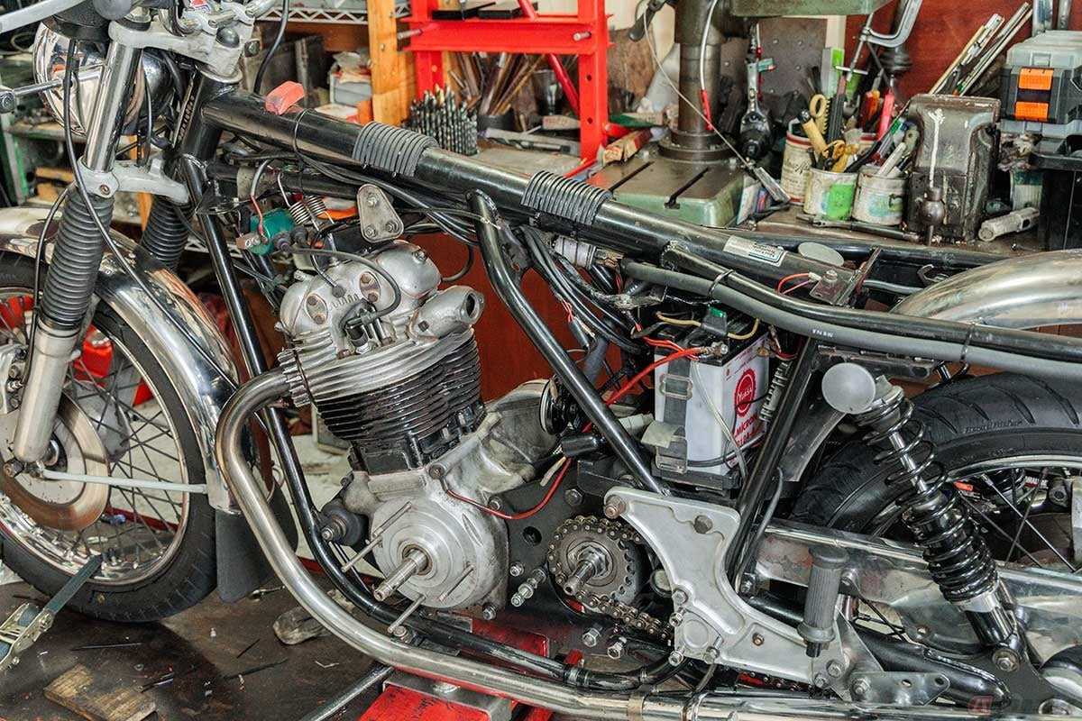 取材に訪れた「Flyer Motorcycle Workshop」に入庫していたイギリスの旧車、ノートン「コマンド850」では、プライマリー周辺の整備とキャブレターをツインからシングル化を行っていた