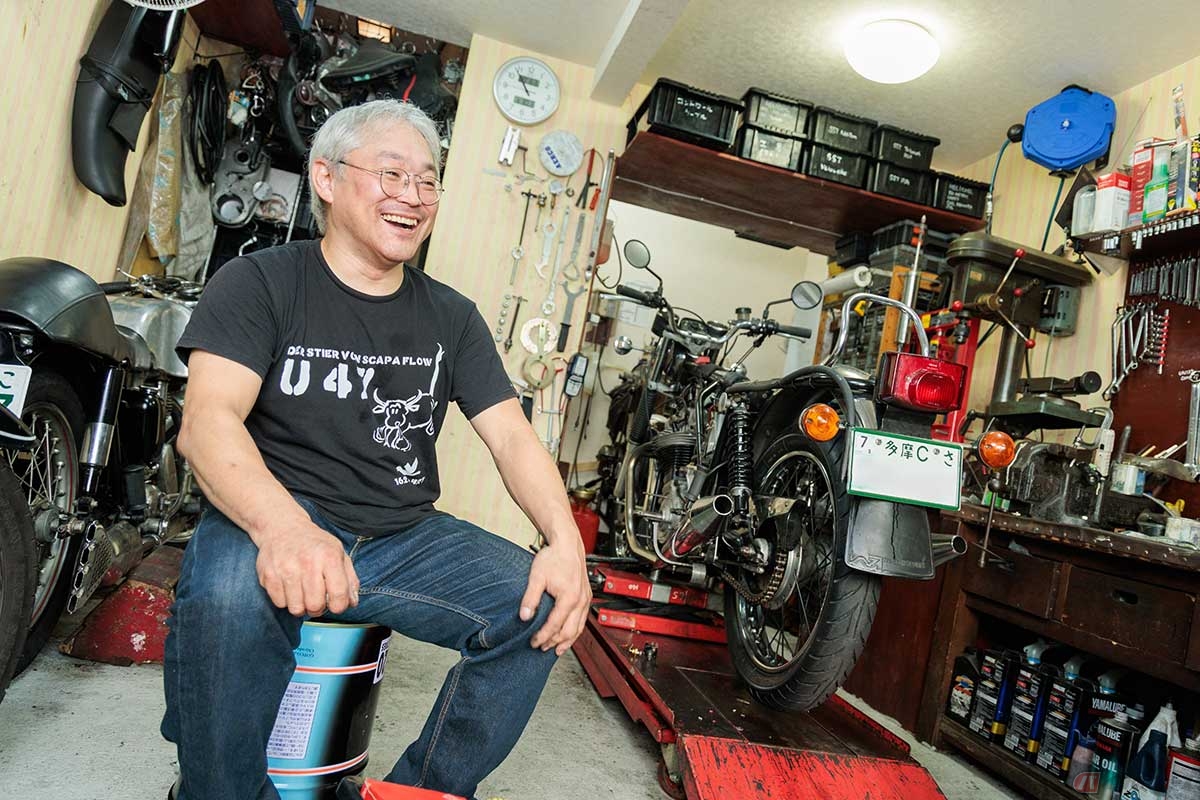 『Flyer Motorcycle Workshop』を主宰する柴崎英一さんは、1970年代以前のイギリス車事情に精通。かつては旧車との付き合い方を学ぶ『トリニティースクール』で講師を務め、イギリス車専門店でメカニックとして働いた経験もある