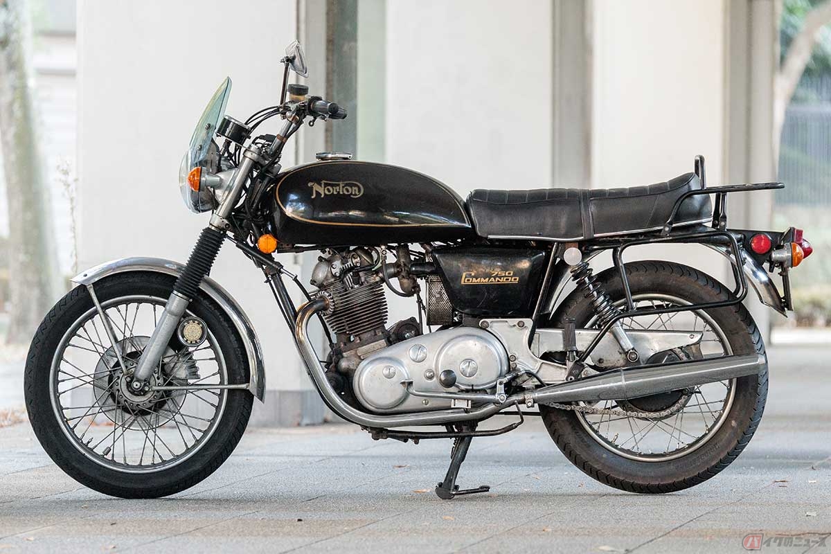さまざまなパーツのテスト車として、柴崎さんが愛用しているノートン「コマンド750インターステイツ」。パッと見はノーマル然としているが、電装系は徹底的なモダナイズを実施