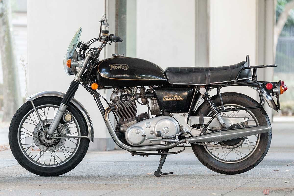 さまざまなパーツのテスト車として、柴崎さんが愛用しているノートン「コマンド750インターステイツ」。パッと見はノーマル然としているが、電装系は徹底的なモダナイズを実施