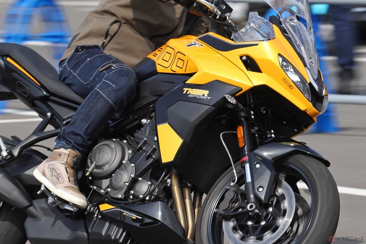 排気量798ccの水冷並列3気筒エンジンを搭載するトライアンフのアドベンチャースタイルのスポーツツアラー「Tiger Sport 800」は、前後17インチホイールを装備する軽快な走りが特徴のロードスポーツモデル