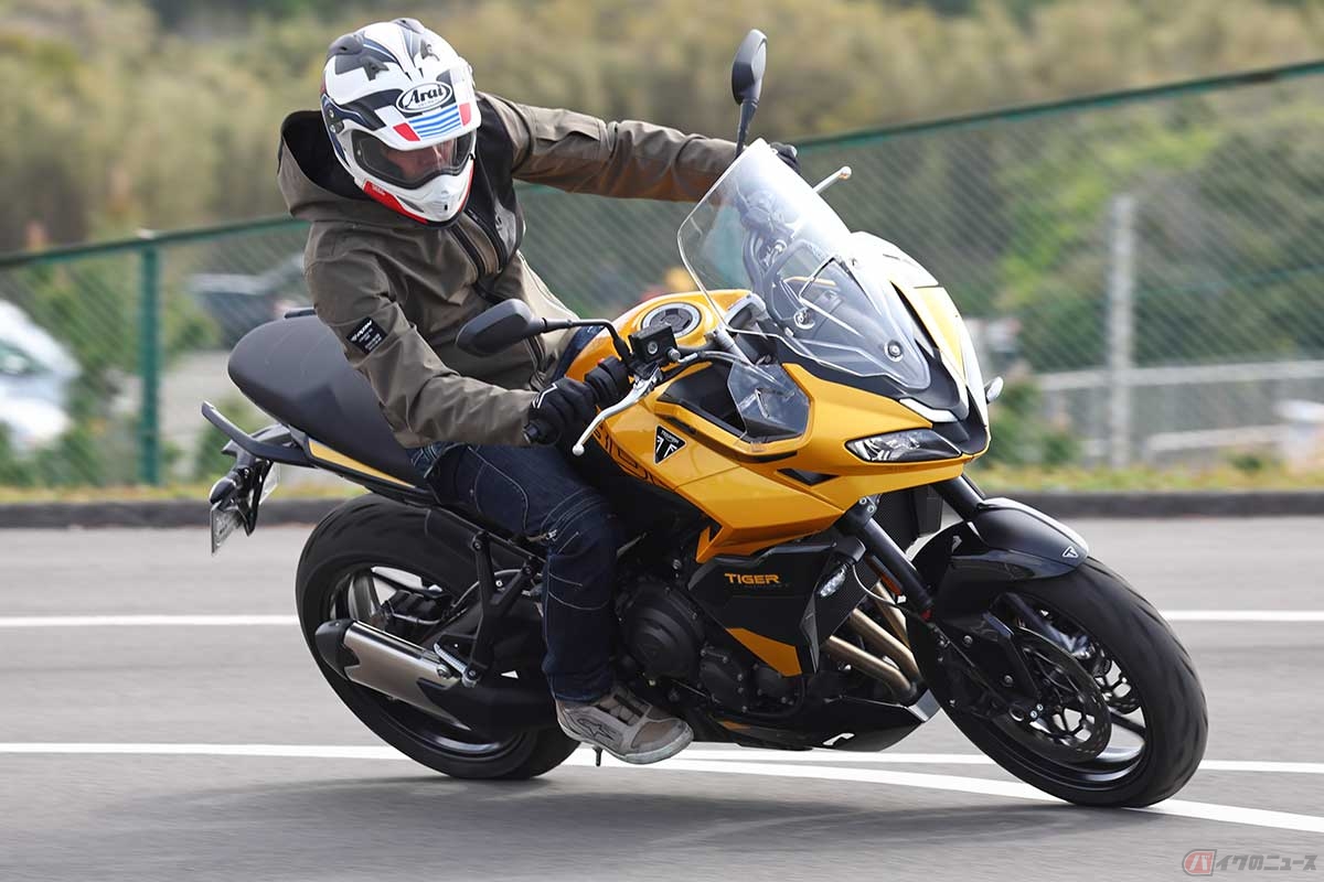 トライアンフ「Tiger Sport 800」に試乗する筆者（青木タカオ）
