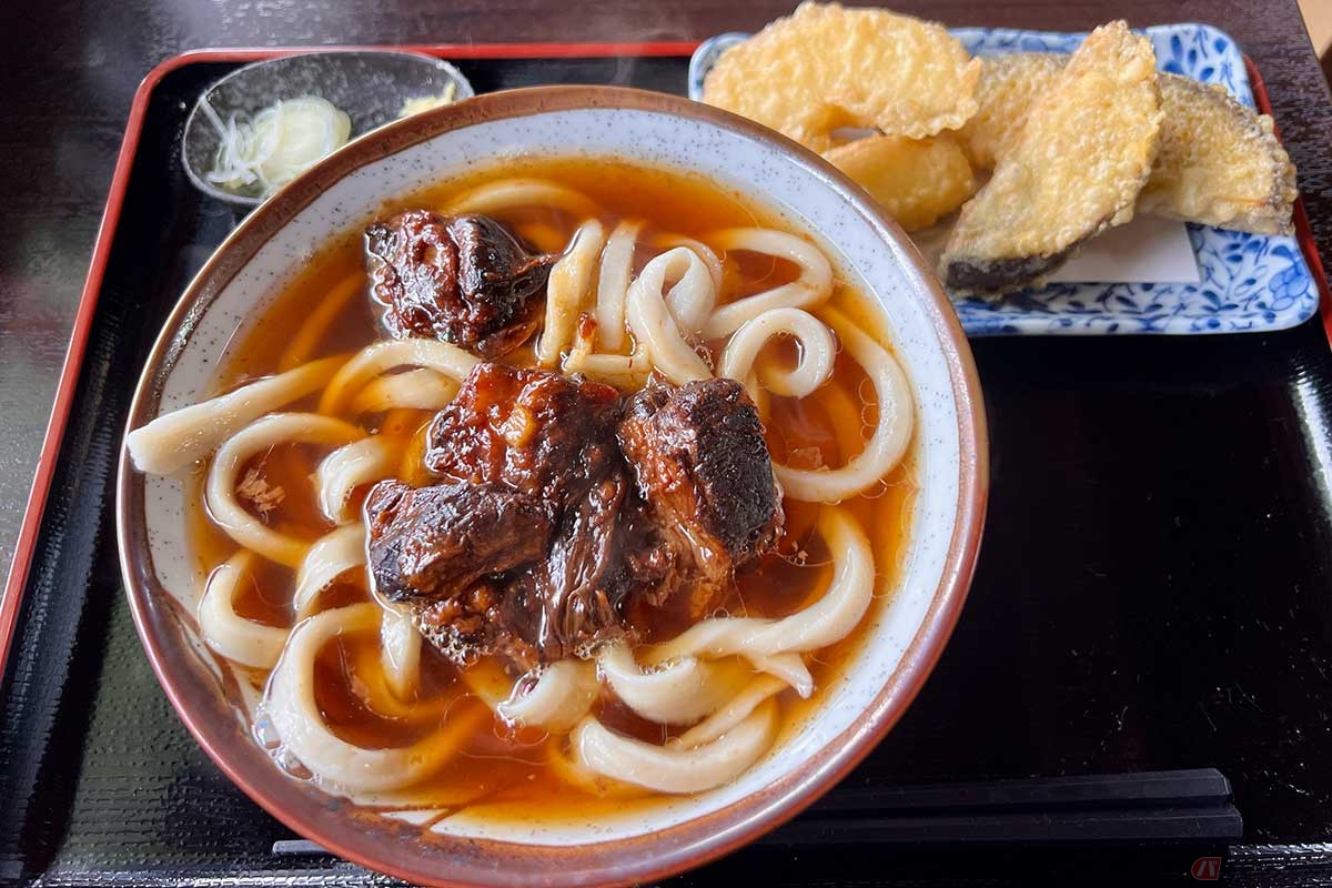 「田舎うどん　てつ」で勧められるがままに注文した「トロトロ軟骨肉うどん」（1玉900円・2玉1100円・3玉1300円）。なんとも美味しそうなうどんと軟骨肉。コシのあるうどんとホロホロと柔らかい軟骨肉の相乗効果たるや!!