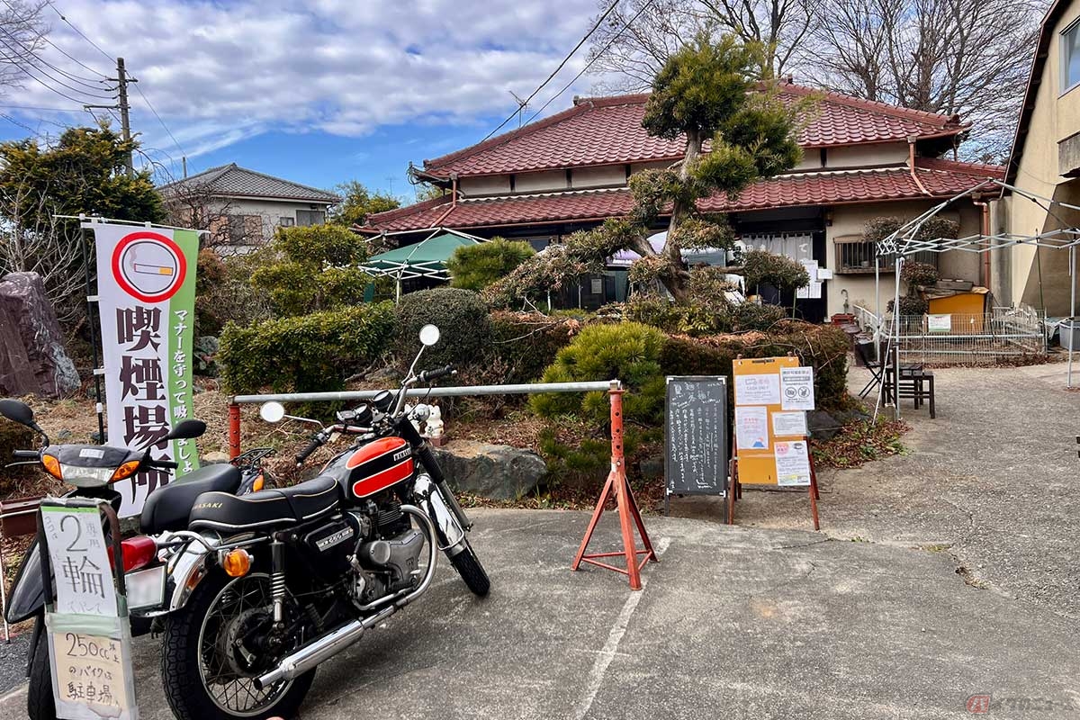 川越市の畑が広がる場所だけに、バイクやクルマでのアクセスが便利。駐輪場も備わっている。テラス席はペット同伴可とのこと