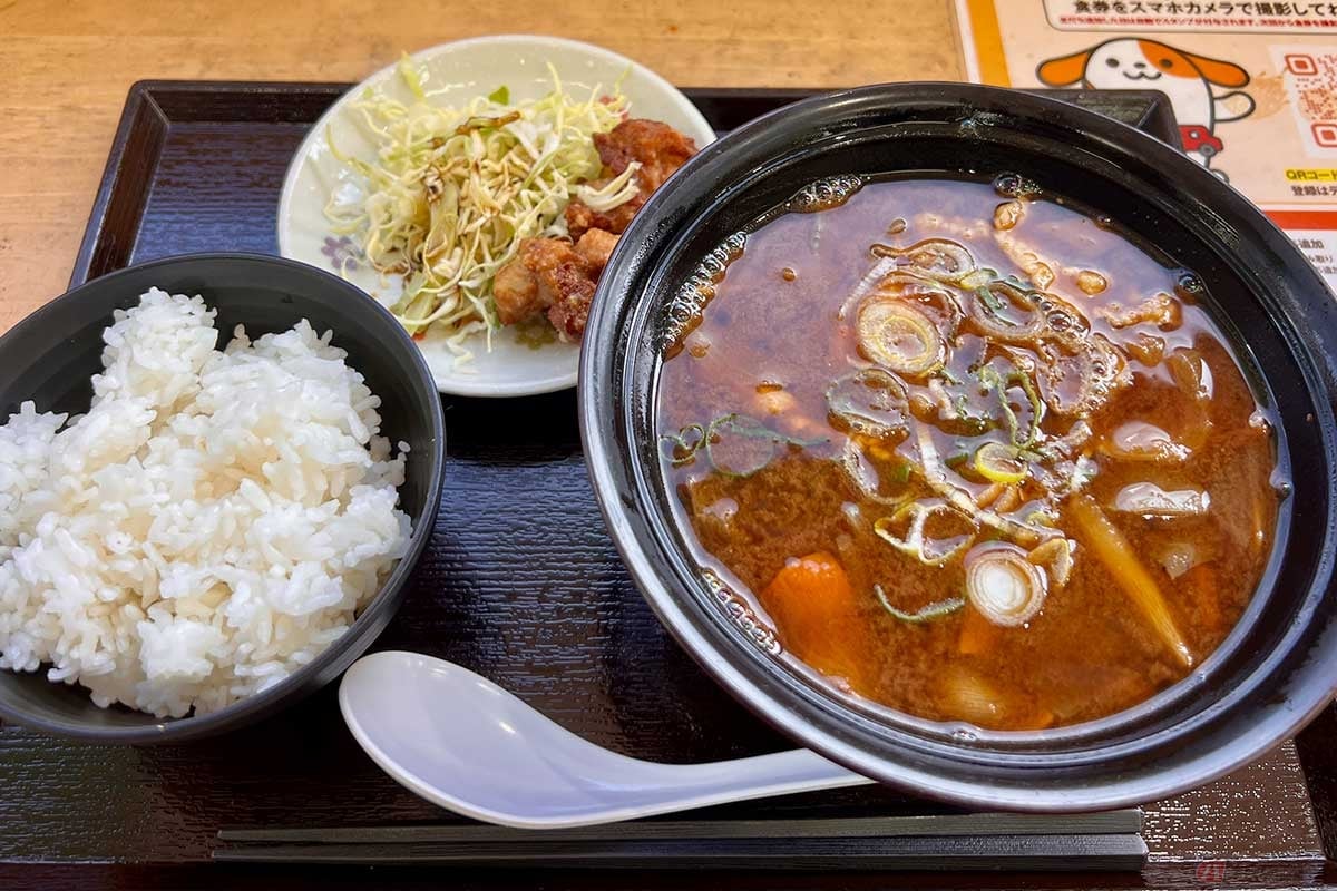 豚汁なのに赤い!? 東名「守山PA」(下り)の期間限定メニュー「豚汁定食」(950円)は、八丁みそ仕立てで見慣れないものだったが、その見た目で楽しむことができたとも言える