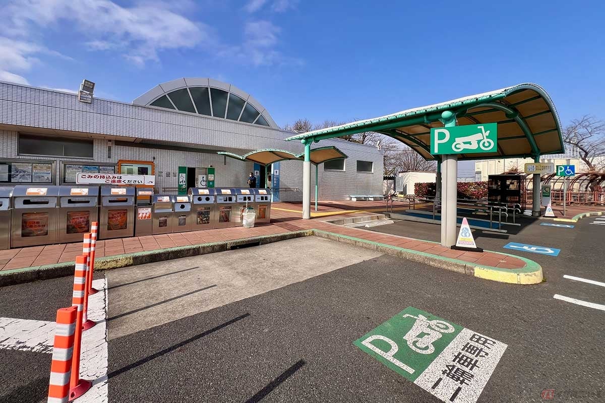 屋根は無いが2輪専用の駐輪スペースが確保されている。段差や傾斜も無く停めやすい