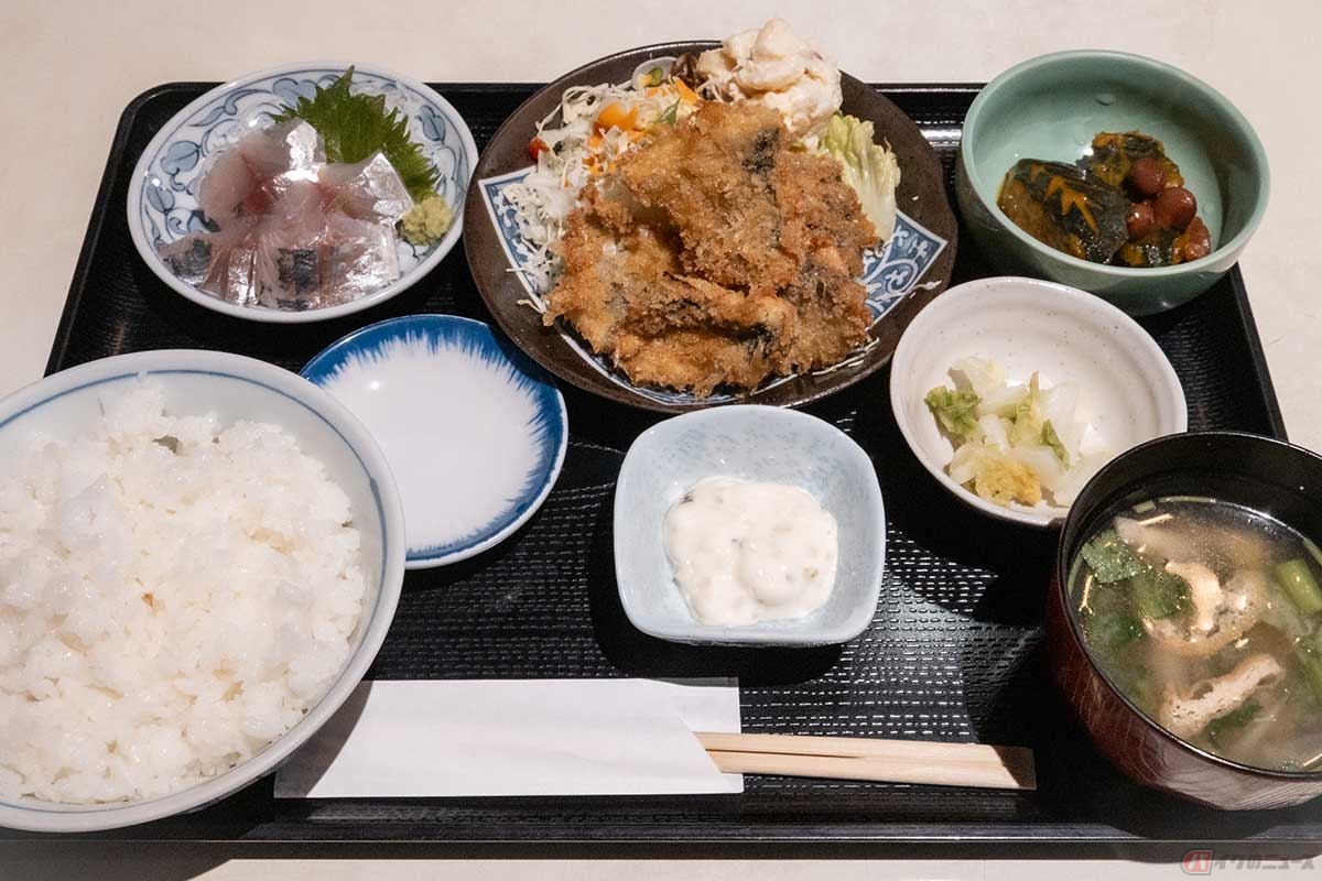 「よしむら」の「生アジフライの味くらべセット」は、鯵の刺身、刺身を揚げたアジフライの食べ比べができるセット