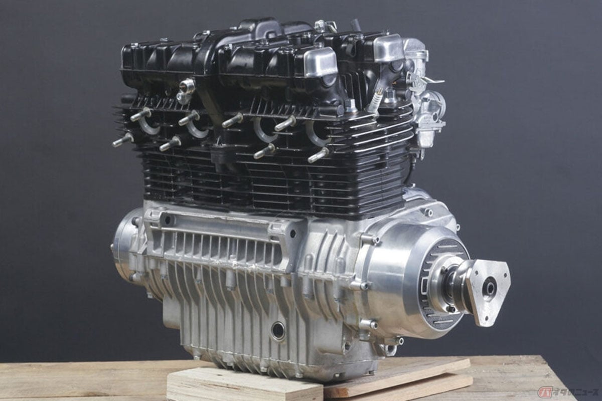 当時のKZ1000MK-II=角Z系エンジンのフォルムを持つエアークラフト向けエンジン。キャブの下にはバイクと同様セルモーターが装備されています。アメリカのハイウェイパトロールでは、カワサキ空冷Zエンジンの白バイが長年に渡り採用されてきました