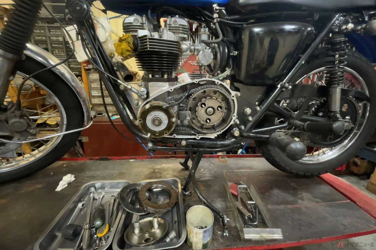 トライアンフ「T140」のプラマリーチェーンカバーを外したところ。クランクシャフトの左端に備わるのが、発電を担当するステーターコイルとローター