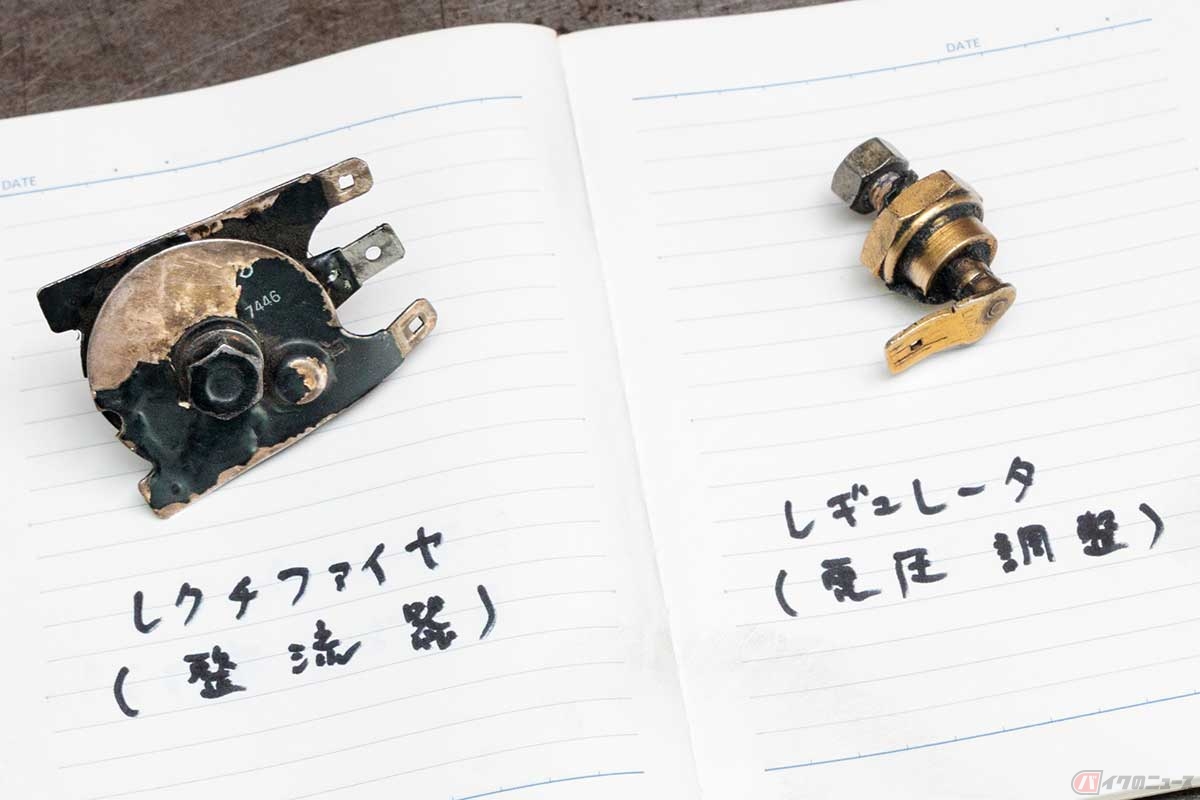 1968～1977年に生産された、ノートンコマンドのレクチファイヤはセレン式（左）。シンプルなレギュレター（右）は、アルミ製ステッププレートを放熱素材として使用するのが前提