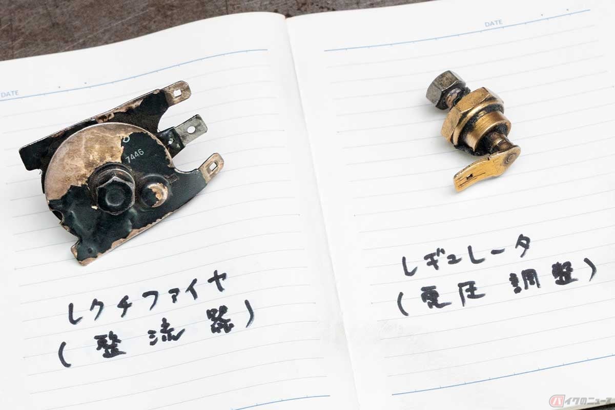 1968~1977年に生産された、ノートンコマンドのレクチファイヤはセレン式(左)。シンプルなレギュレター(右)は、アルミ製ステッププレートを放熱素材として使用するのが前提