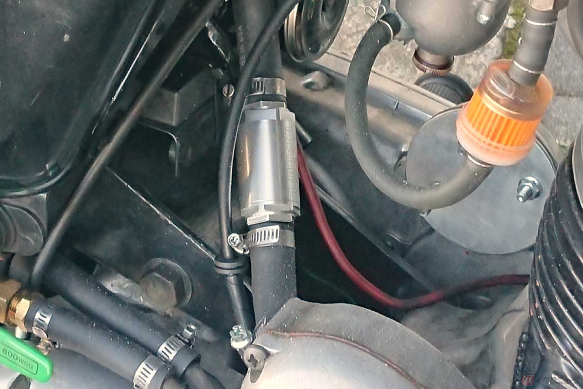 ノートンコマンド850のブリーザーパイプに装着した、内圧コントロールバルブのレデューサー。内部には2枚のリードバルブが備わる