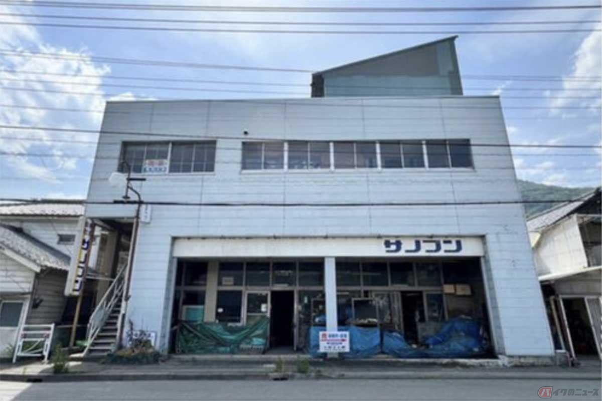 静岡県・身延町にあるRC4階建の広大な店舗付き中古住宅。開放的な国道沿いの富士川に面した立地で400万円