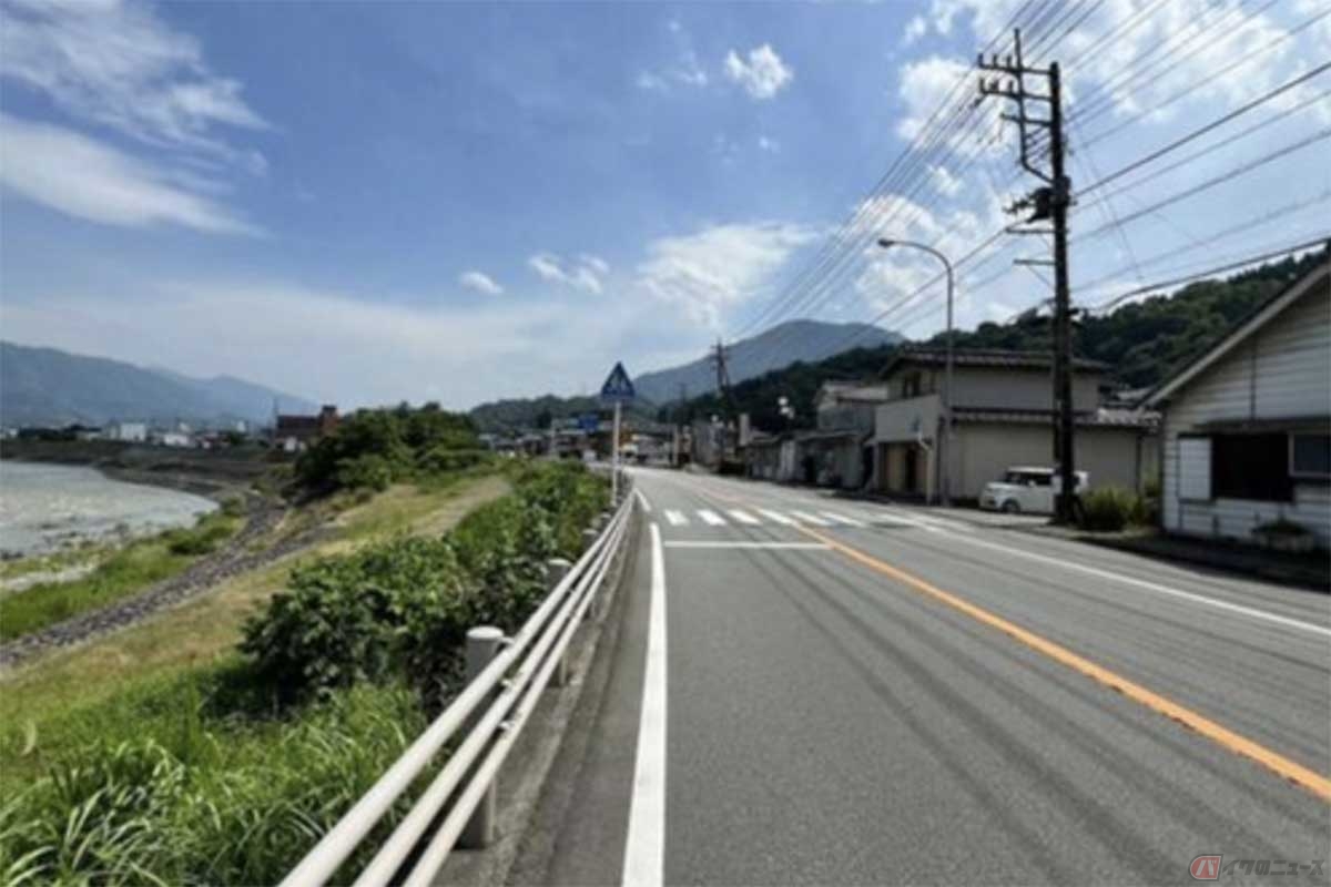 信号も少なく富士川と並行して走る国道52号沿いの物件