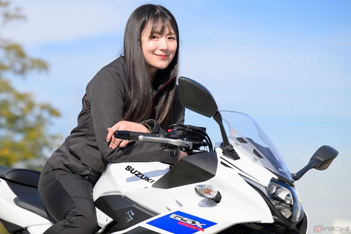 スズキ「GSX250R」と、バイク女子の高梨はづきさん