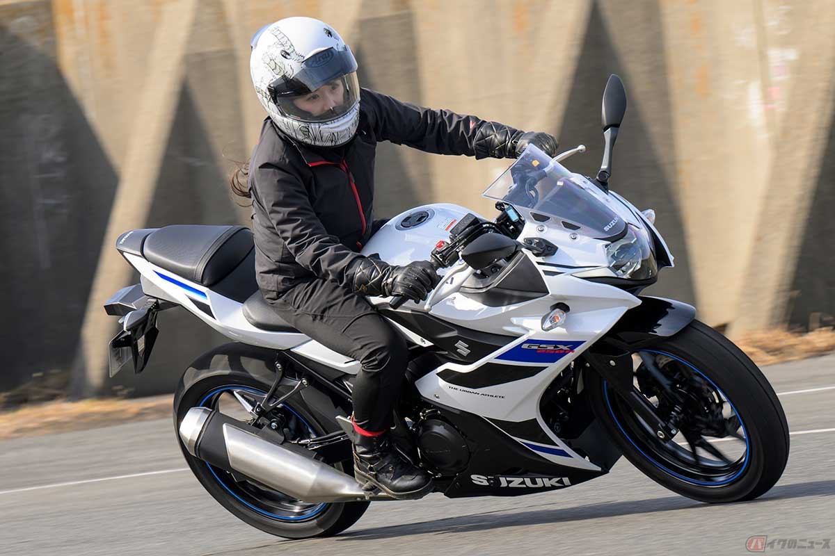 スズキ「GSX250R」に試乗する高梨はづきさん。軽く前傾するリラックスして乗れるライディングポジション。低速域は軽やか、素直なハンドリングでコーナリングが楽しい！