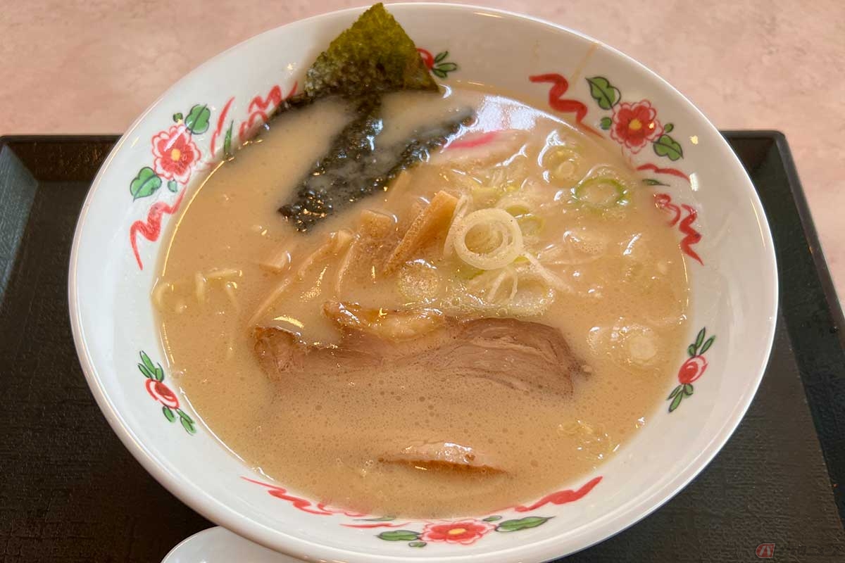 関越道「三芳PA」（下り）のフードコートでいただく「三芳とんこつラーメン」（1000円）。数年前と比較するとこの価格にはどうしても割高感はあるものの、朝からイケる美味しさでツーリングの朝にもオススメ