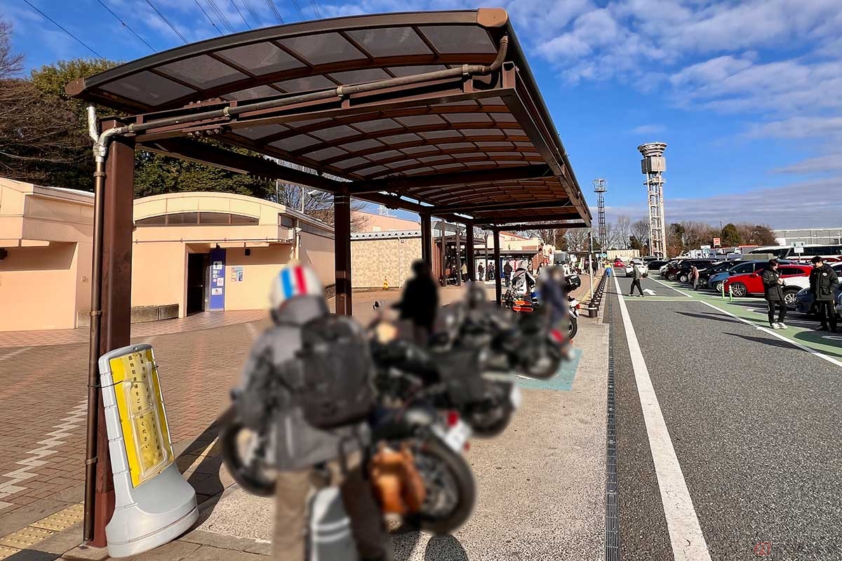 屋根付きの2輪専用駐車スペースには朝からたくさんのバイクが見られた