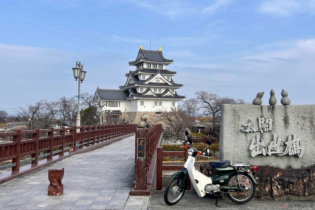 「太閤出世橋」を渡って城郭スタイルの「墨俣一夜城」（歴史資料館）へ。バイクを駐車場に移動してから散策を開始した