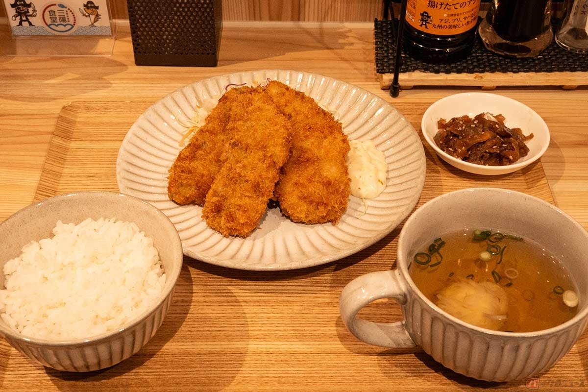 「三陽食堂 博多駅地下街店」のベーシックな「アジフライ定食」。聖地・松浦のアジフライのフィレが3枚。追加した「いかしゅうまい」はスープの中に