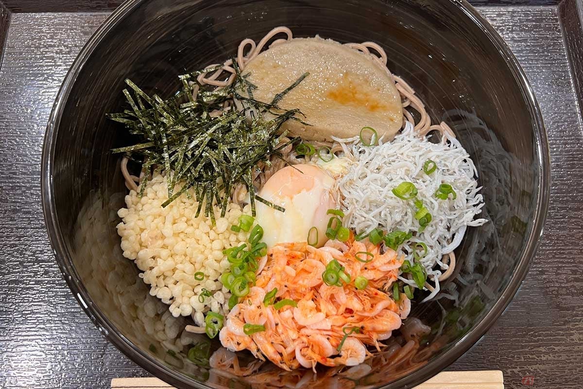 新東名「NEOPASA駿河湾沼津」(下り)で、朝食に「駿河混ぜそば・温」(1100円)で駿河湾の海の幸をを堪能。混ぜる前の美しい盛り付けに見た目も楽しめる