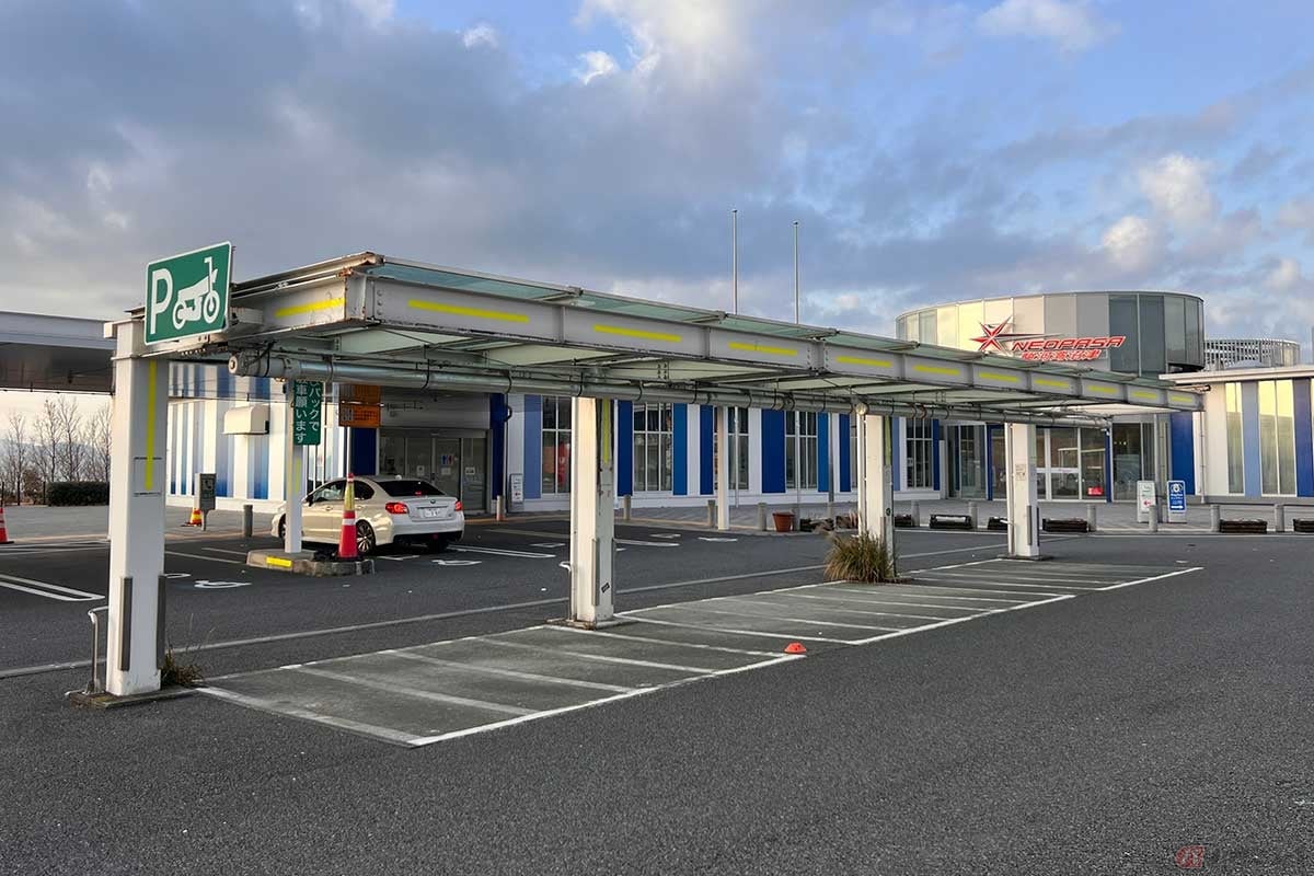 大型施設だけに2輪専用の駐車スペースは広めで屋根も設置されている。トイレも近くて利便性は高い