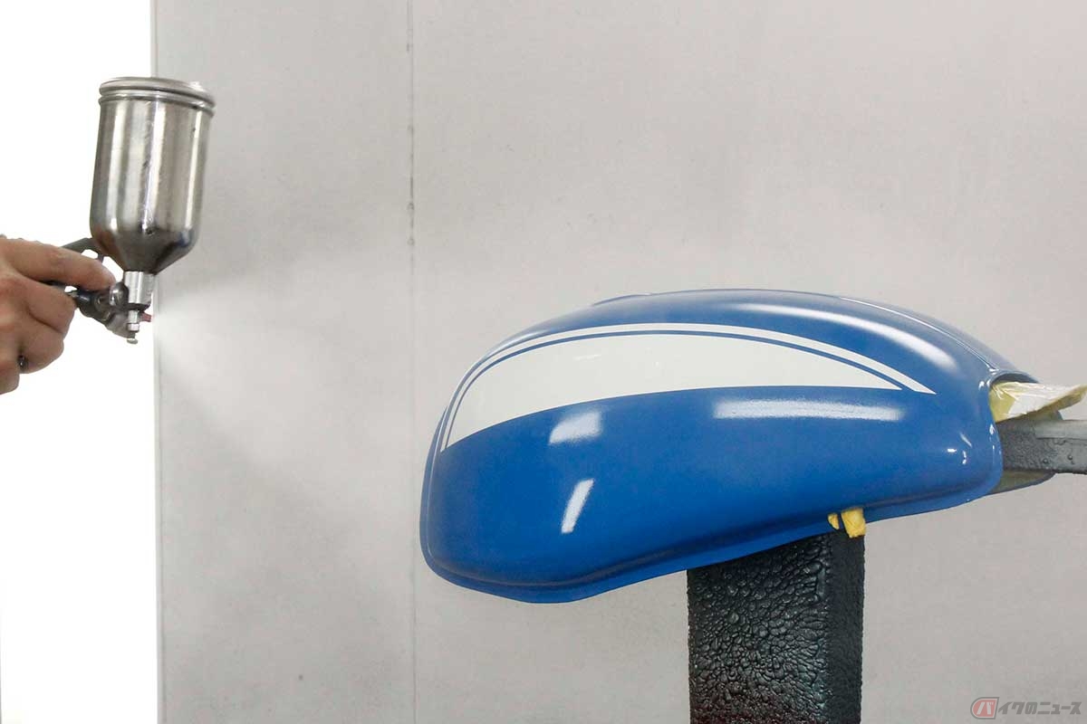 ホンダのスクランブラー「SL」シリーズの末弟である「SL70」は、兄貴分のメタリックペイントとは違って、ソリッドカラーを採用していました。初期型K0には、ブルーの他にレッドと山吹色のようなイエローがありました。クリアペイントで仕上げ拭き中です