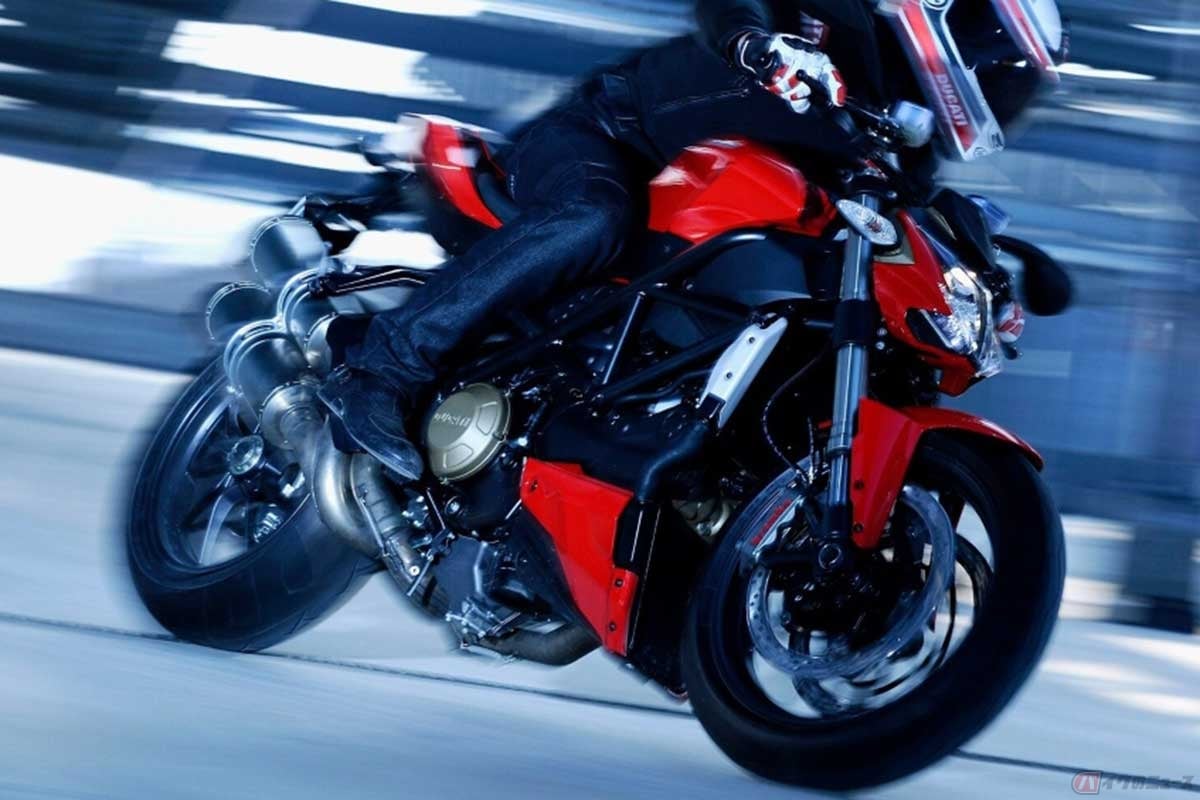 バイクのカテゴリーをそのまま車名にしたドゥカティ「ストリートファイター」(2010年モデル)