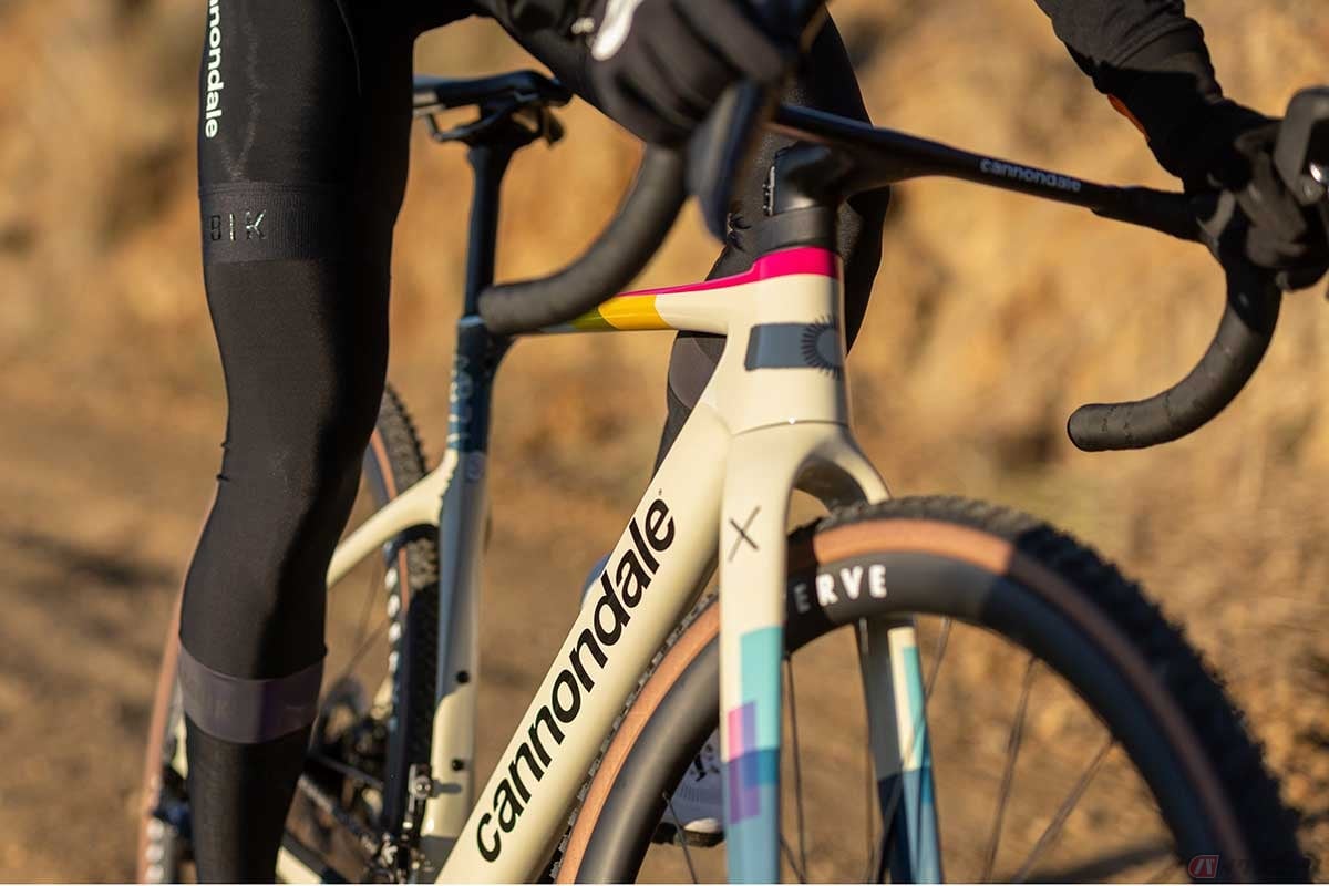 cannondale「SuperX」最新作は、同社の最高峰カーボン素材「Series 0 Carbon」を使用し、新色「Moonrock」を採用して登場。サイズは46/51/54/56の4種類