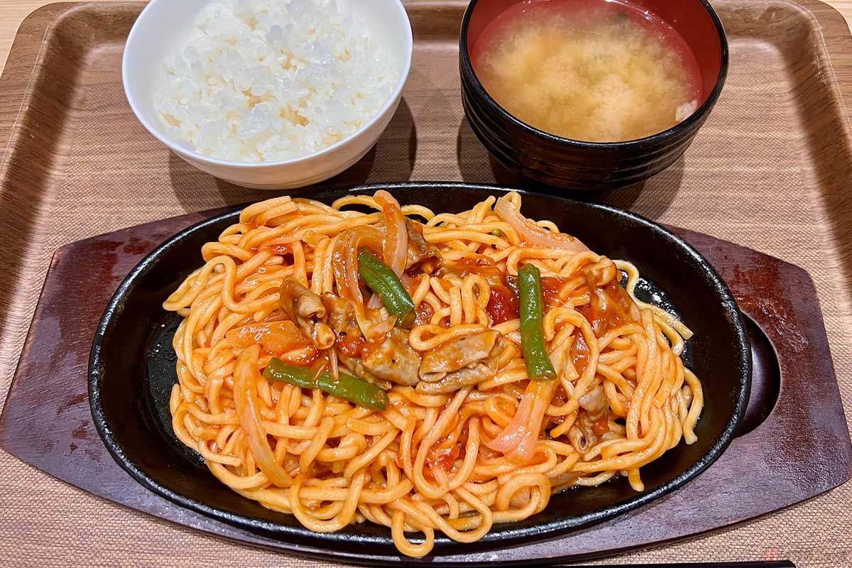 圏央道「厚木PA」（内回り）で注文した「ホルモンナポリタン定食」（980円）は、意外にも思える組み合わせだが食べて納得。もはや和定食だった