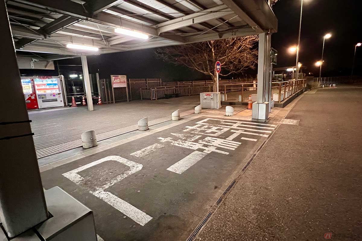 2輪専用の駐車スペースが確保され、屋根も設置してあるのが嬉しいポイント。段差や傾斜もなく利用しやすい