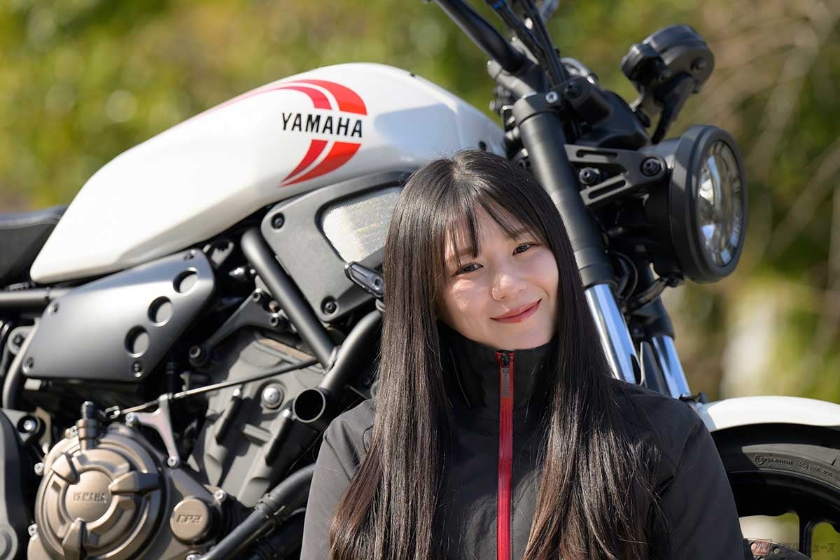 ヤマハ「XSR700」と、バイク女子の高梨はづきさん