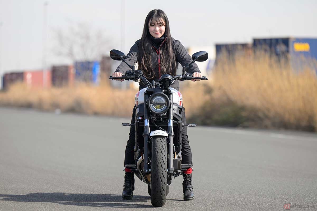 身長158cmの高梨はづきさんが、シート高835mmのヤマハ「XSR700」にまたがった状態。シート形状の絶妙なスリムさのおかげで両足つま先が地面に届く。サイドスタンドも乗車したままギリギリ払える