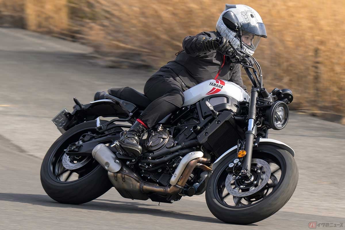 ヤマハ「XSR700」に試乗する高梨はづきさん。圧倒的な身のこなしの軽さに驚く