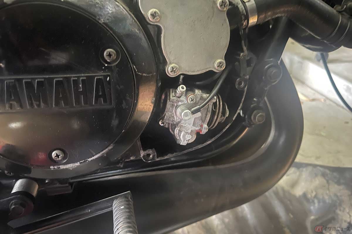 一般的な2ストロークバイクはオイルタンクとオイルポンプを備え、ガソリンとは別にオイルを給油する分離給油方式が主流なので、基本は分離給油用オイルを使います