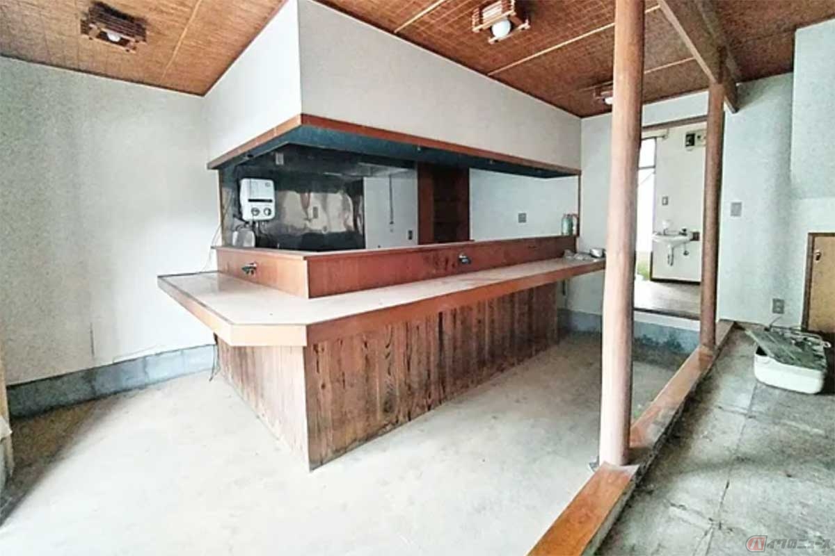 1階の店舗スペースにはカウンター席が残されています