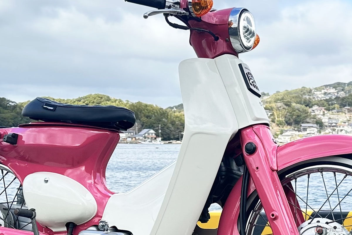 ホンダ「スーパーカブ」をベースにした玄人仕様のカスタムバイク