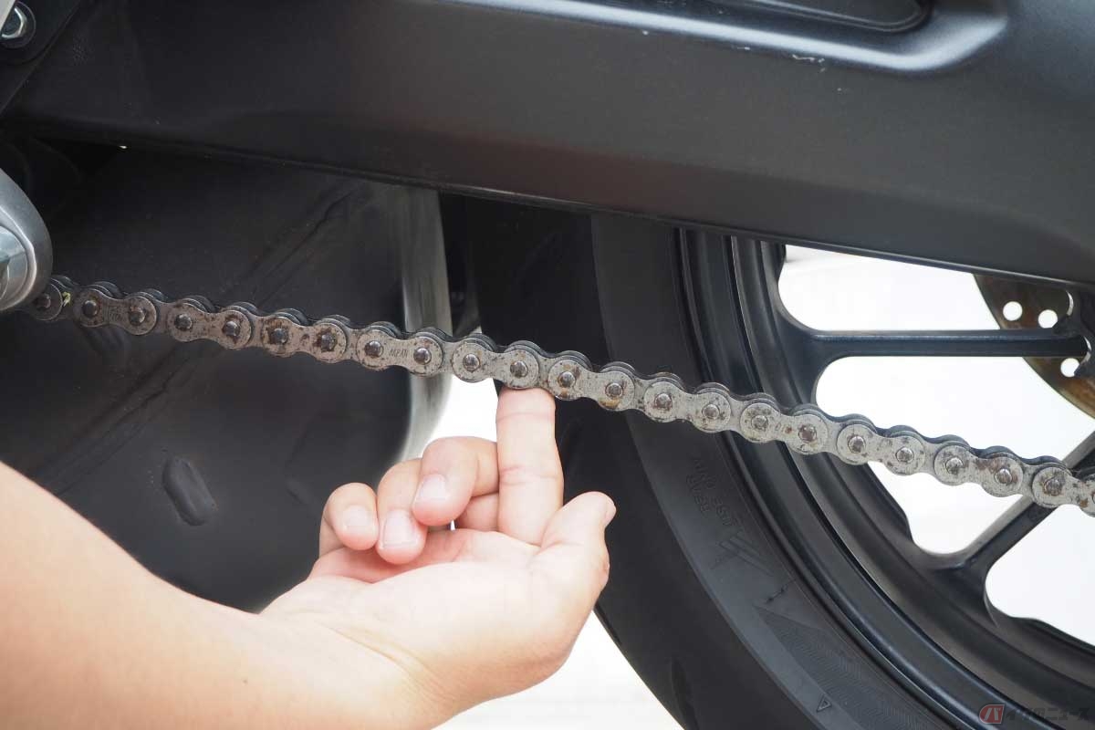 チェーンの張りチェックなど、日常的な点検や整備作業は「バイクの低い場所」が少なくない