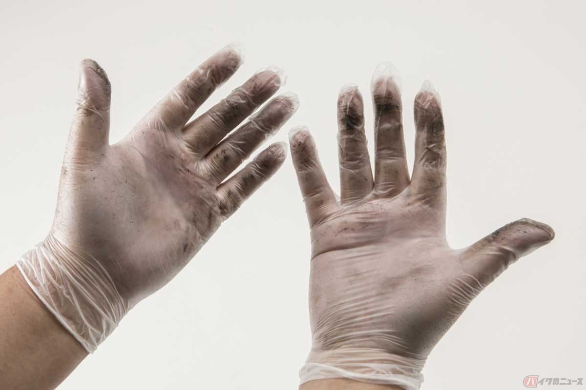 バイク整備は手が汚れるので、使い捨てのビニール手袋がオススメ